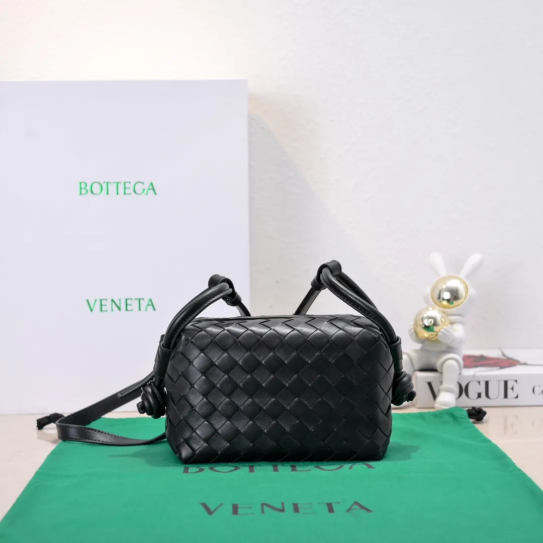 Batch 1360 BOTTEGA VENETA 2024 new loop is here! ! Many girls who like BV have owned the Loop bag. It has a simple appearance, classic weaving, and a compact and lightweight bag shape. This innovation continues the "camera bag" shape. Unlike the traditional Loop bag, which can only be worn as a crossbody bag, this innovation It can be carried by hand or cross-body, satisfying both the concave shape and daily needs. The oversized buckle can be folded and used as a handle. The sultry heat in summer ☀️ usually reduces people's desires. Having a lightweight bag will greatly enhance the happiness of traveling🫧 Style number: 6615 Size: 19*12*9cm